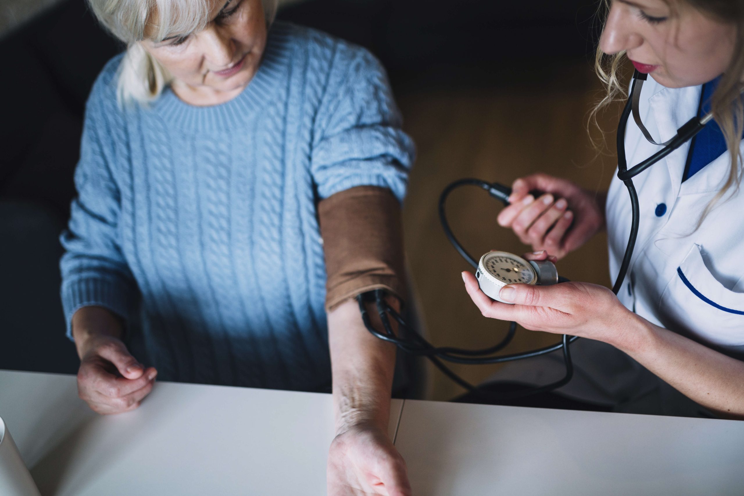 Hipertensão arterial – especialista traz dicas para lidar com a condição em idade mais avançada